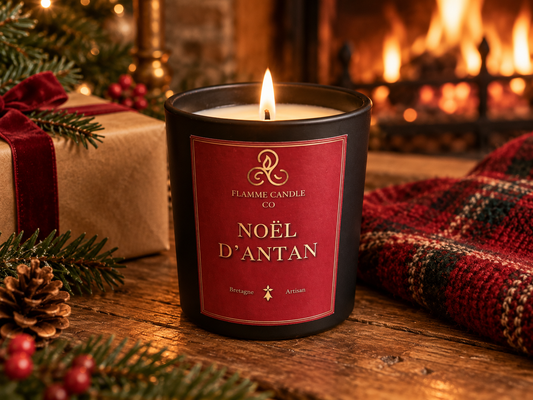 Bougie de Noël Flamme Noël d'Antan allumée près d'une cheminée, coulée à la main en Bretagne