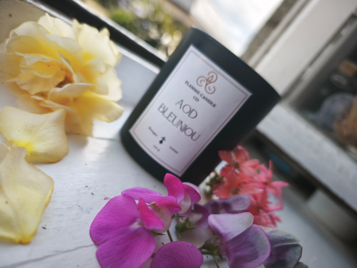 Aod Bleuniou – White Flowers & Lily Coconut Soy Candle, Handmade in Brittany