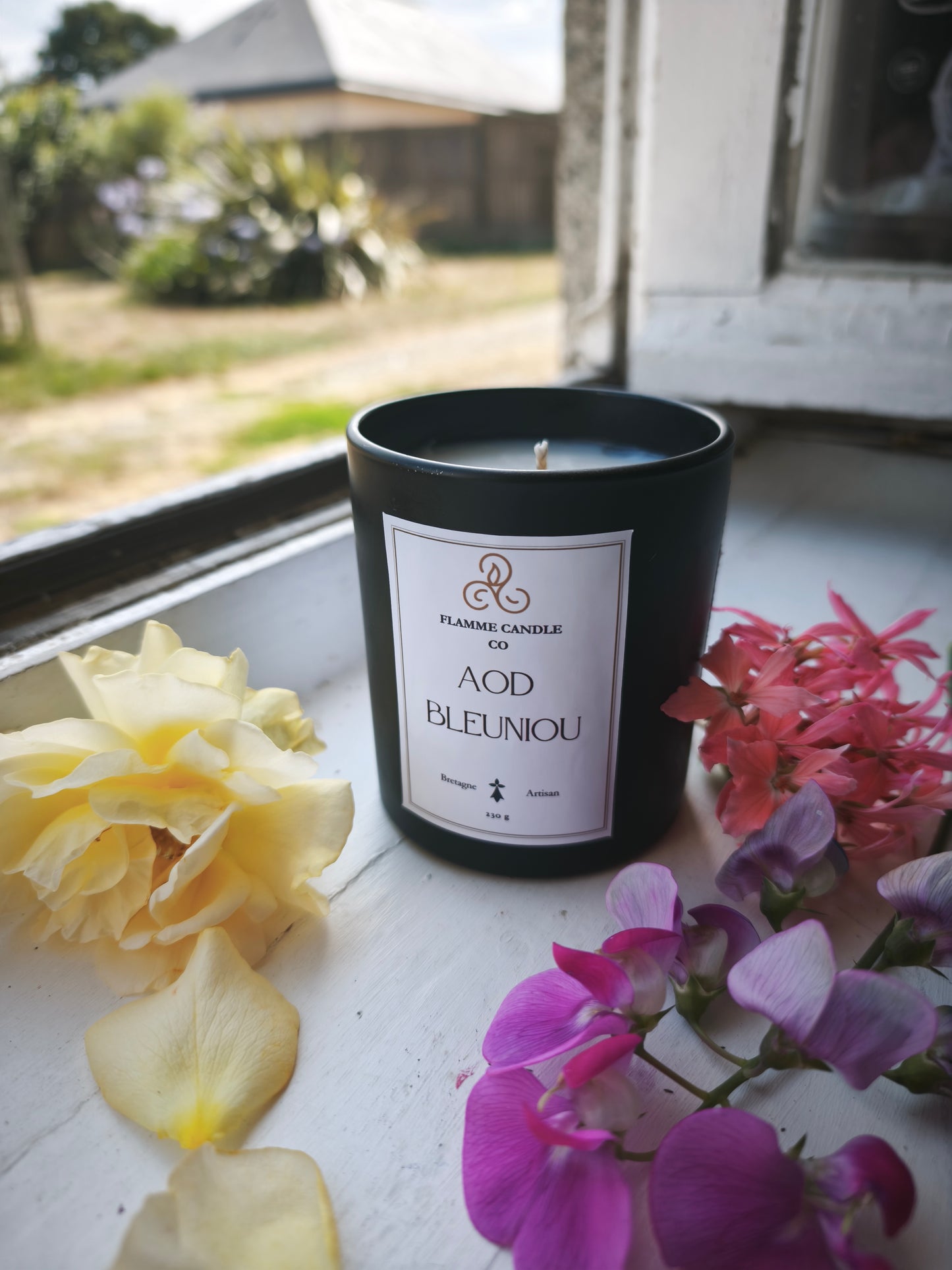 Aod Bleuniou – White Flowers & Lily Coconut Soy Candle, Handmade in Brittany