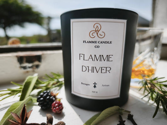 Flamme d'Hiver – Bougie artisanale de noix de coco et de soja, notes boisées