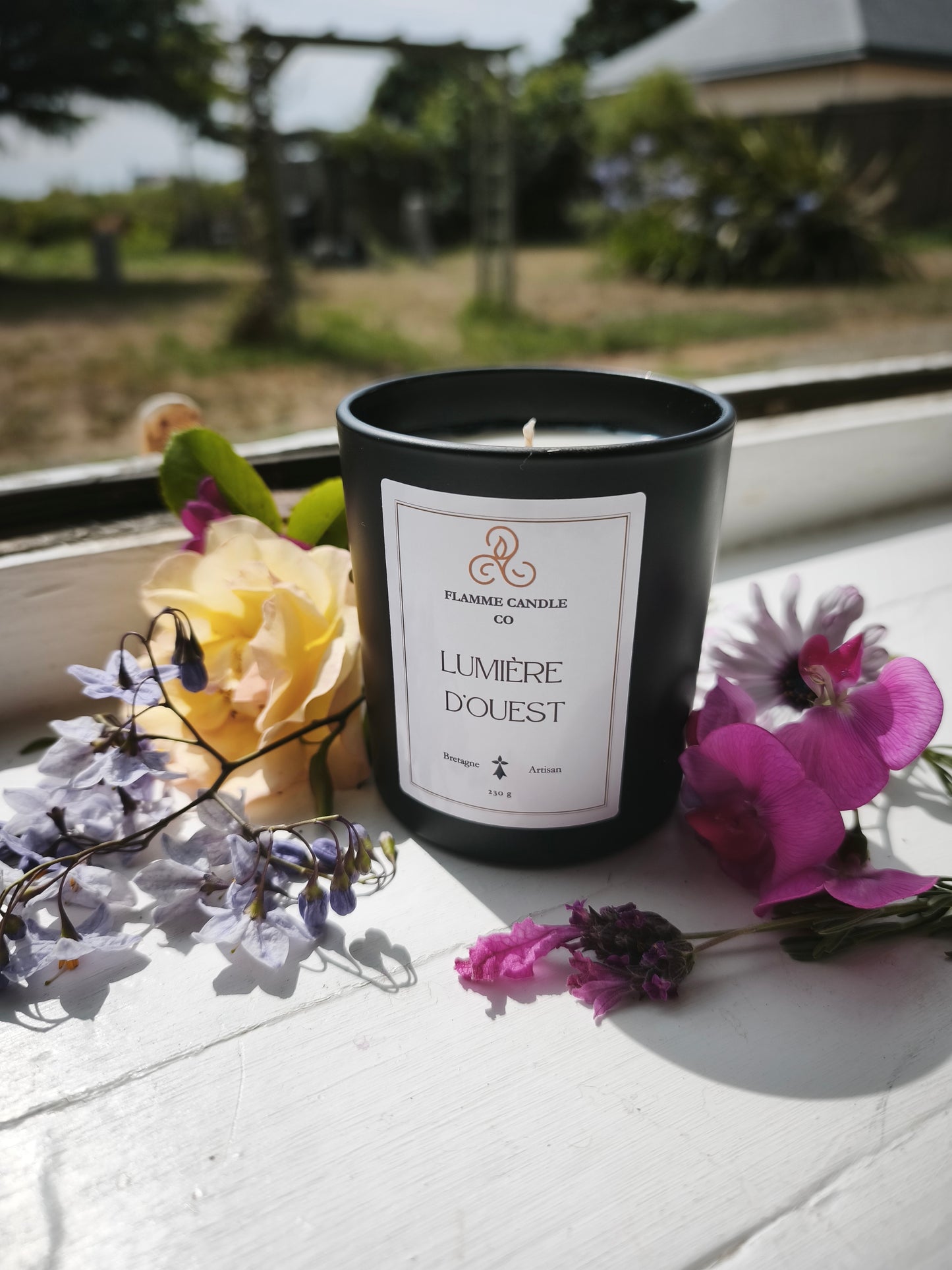 Lumière d'Ouest – Bougie florale de noix de coco et de soja, lavande sauvage et myrrhe