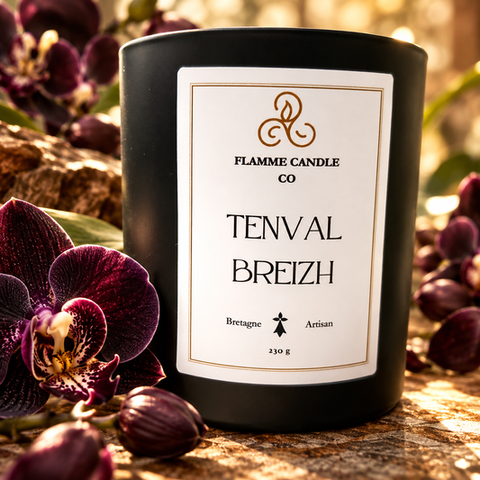 Bougie Tenval Breizh en gros plan parmi des orchidées noires et des prunes sombres