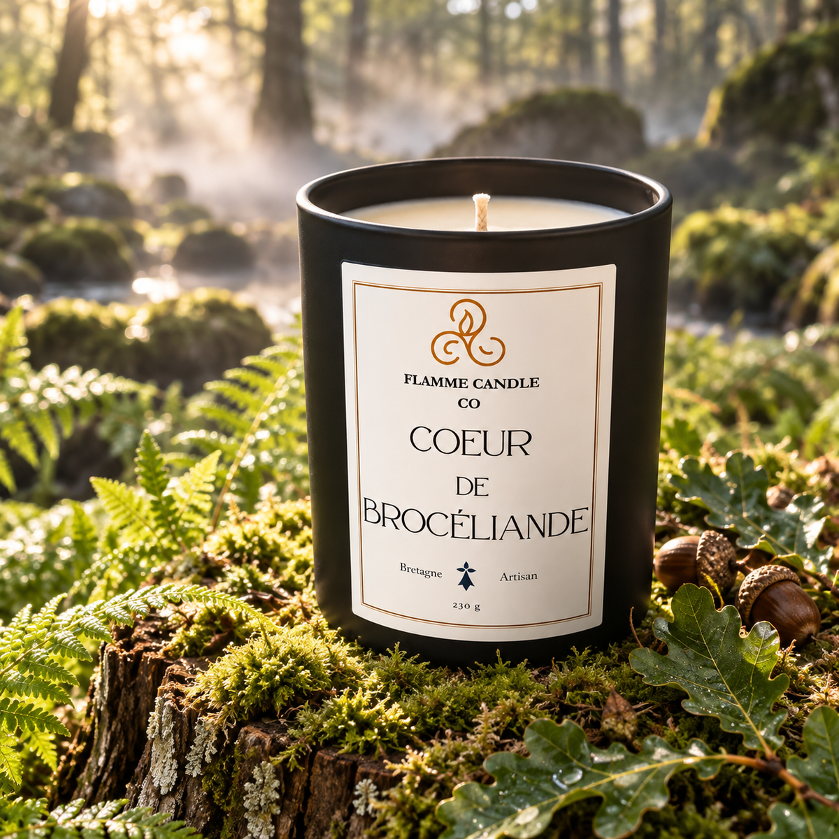Bougie Cœur de Brocéliande sur une souche moussue dans une forêt brumeuse, entourée de fougères