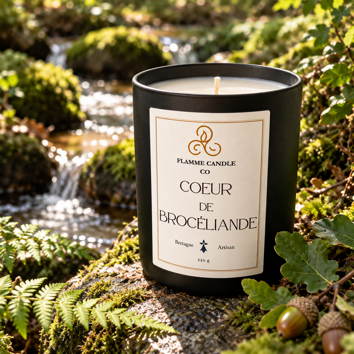 Bougie Cœur de Brocéliande sur de la mousse près d'un ruisseau, avec des fougères et des glands