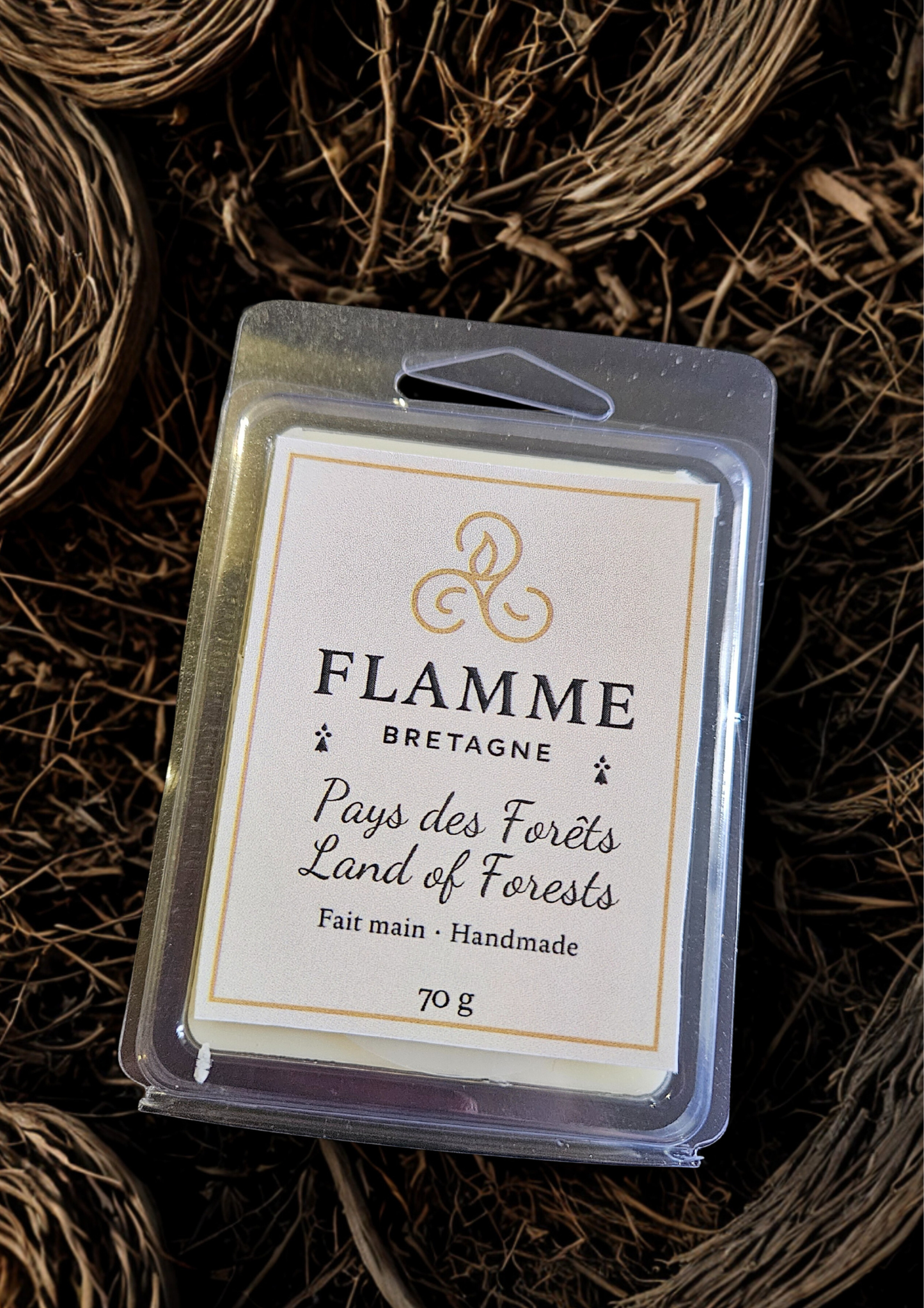 Land of Forests / Pays des Forêts – Clamshell Wax Melt — nature/men candle; forest candle, smoky wood, amber, masculine scent, bougie boisée, ambre, parfum masculin