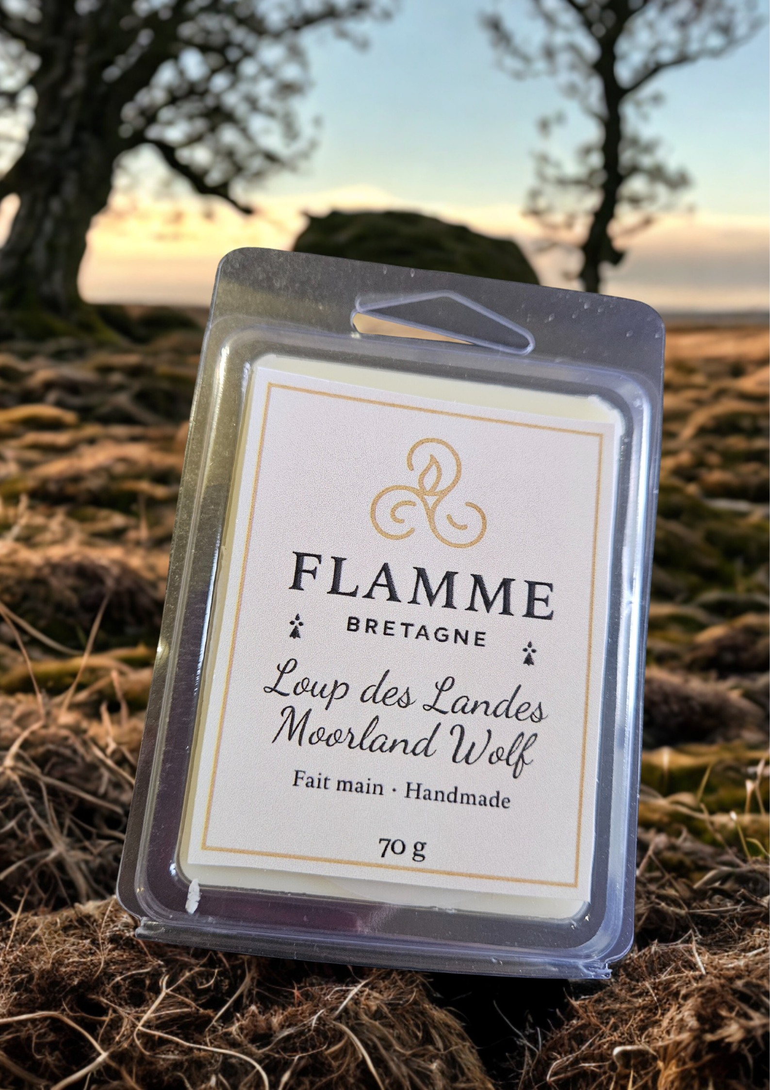 Moorland Wolf / Loup des Landes – Clamshell Wax Melt — nature/men candle; forest candle, smoky wood, amber, masculine scent, bougie boisée, ambre, parfum masculin