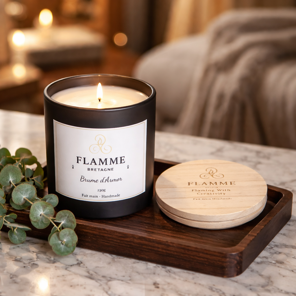 Coconut Soy Wax Candle Brume d'Armor 230g – Fresh Sea Mist, Amber Wood & Rosemary Flamme